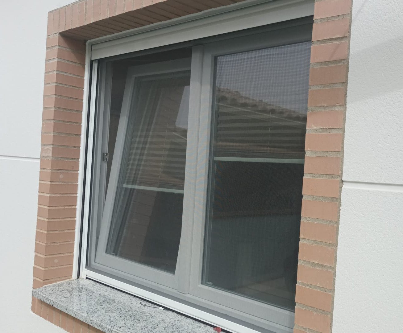 Roller insect screen for a window (1)