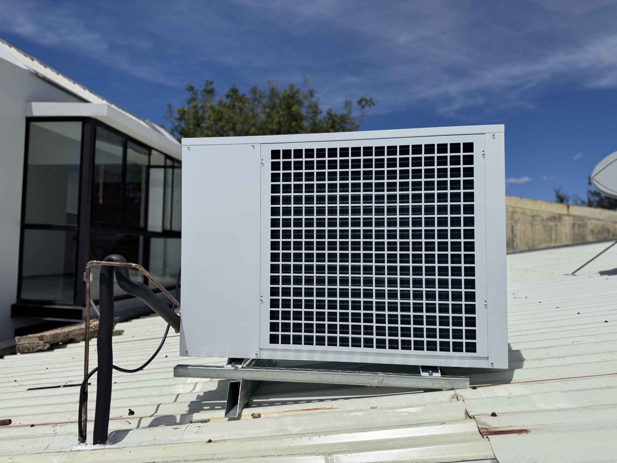 Pompă de căldură aer-apă monobloc 8 kW (1)